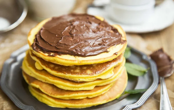 チョコレート クリームとパンケーキ — ストック写真