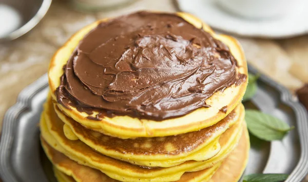 チョコレート クリームとパンケーキ — ストック写真