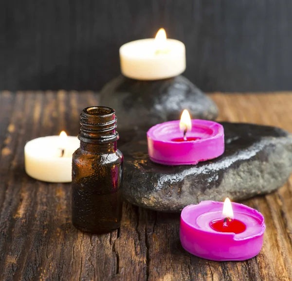 Aromatherapie essentie fles met geur kaarsen branden — Stockfoto