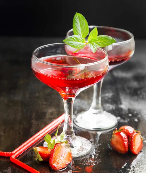 Red Cocktails with Mint and Strawberries — Stock Photo, Image