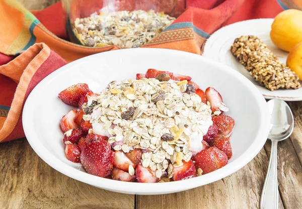 Muesli Breakfast with Strawberries — Stockfoto