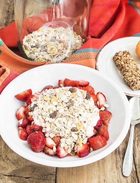 Muesli Breakfast with Strawberries — Stock Photo, Image