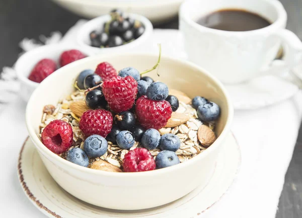 Muesli com Framboesa, Mirtilo e Groselha, Café e Suco — Fotografia de Stock