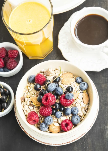 Breakfast.Muesli with Raspberry,Blueberry and Currant, Coffee an — Stockfoto