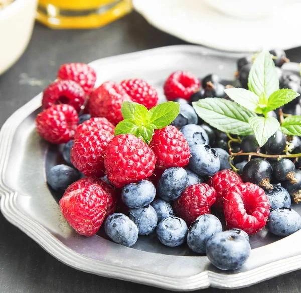 Fresh Organic Raspberries,Blueberries and Currants with Mint Lea — ストック写真