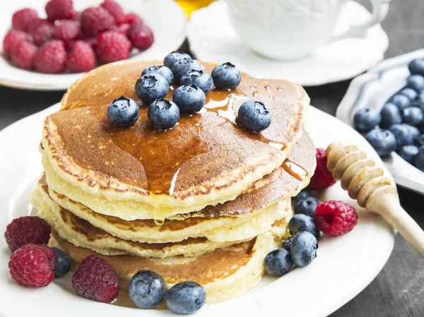 Honey Pancakes with Blueberries and Raspberries — 스톡 사진