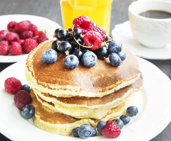 Breakfast Pancakes with Raspberries,Blueberries and Currants — Stok fotoğraf