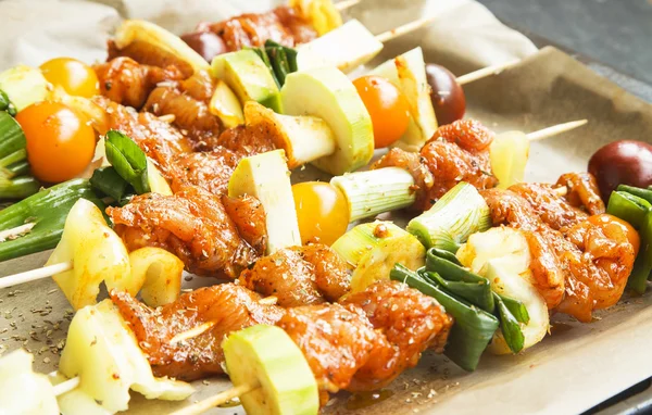 Spicy Marinated Raw Chicken and Vegetable Skewers — Stockfoto