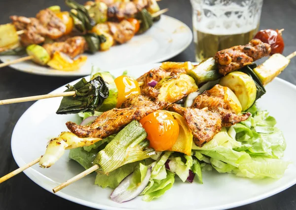 Chicken and Vegetables Skewers Grilled with Salad and Beer — Stock Photo, Image