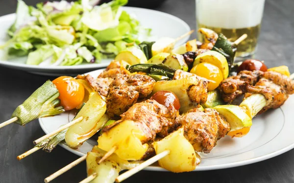 Chicken and Vegetables Skewers Grilled with Salad and Beer — Stock Photo, Image