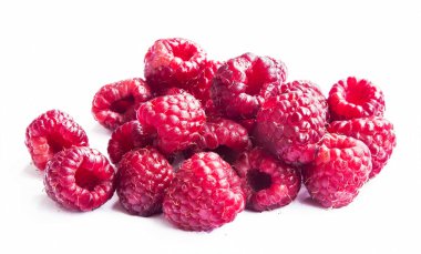 Taze olgun ahududu, beyaza izole edilmiş.