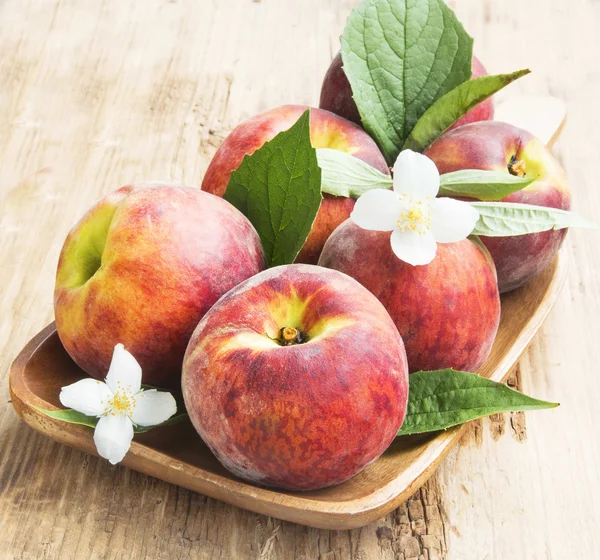 Fresh Peaches with Flowers and Leaves — Stock Photo, Image