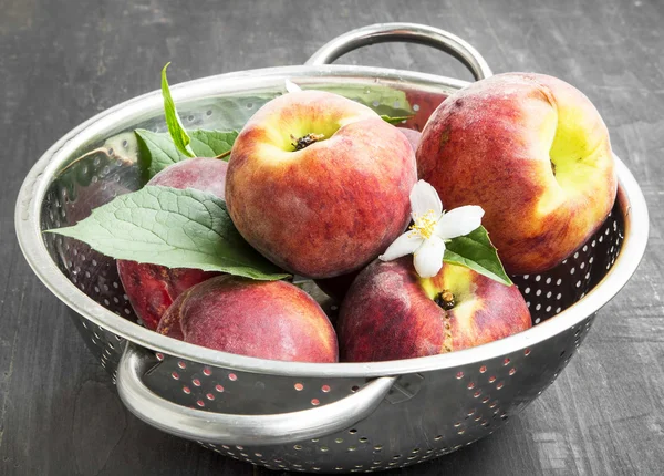Fresh Peaches with Flowers and Leaves — Stock Photo, Image