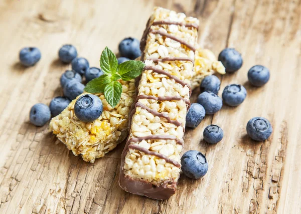 Ahşap arka plan üzerinde yaban mersini çikolata müsli Bar — Stok fotoğraf