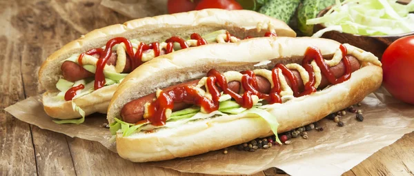 Hot-Dog jídlo s párky, hořčičnou omáčkou a kečupem — Stock fotografie