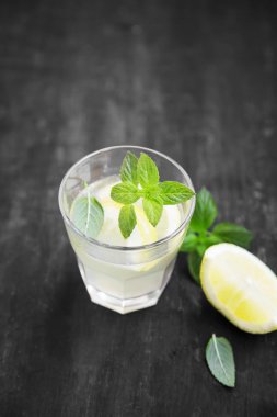 Nane ve limon ile taze limonata