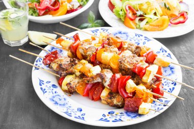 Sis kebap yemek ızgara tavuk, domates ve biber ile