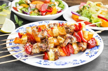 Sis kebap yemek ızgara tavuk, domates ve biber ile