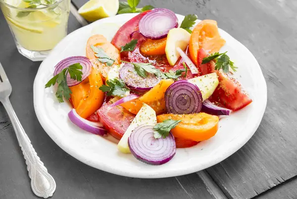 Frisse en gezonde zomer tomaat en ui salade met olijfolie een — Stockfoto