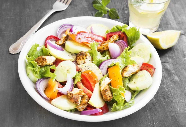 Comida para ensaladas frescas con pollo a la parrilla, tomates, cebolla roja, Lettu — Foto de Stock