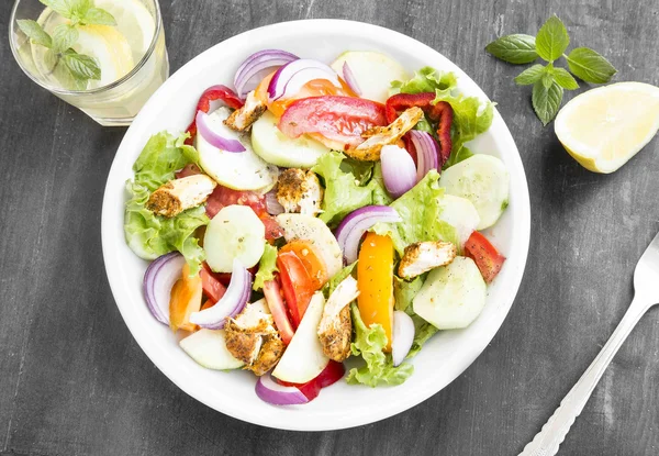 Fresh Salad Meal with Grilled Chicken, Tomatoes,Red Onion, Lettu — Stock Photo, Image