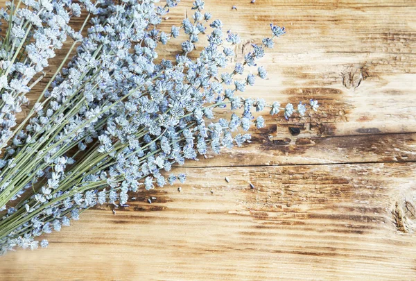 Manojo de lavanda sobre fondo de madera —  Fotos de Stock