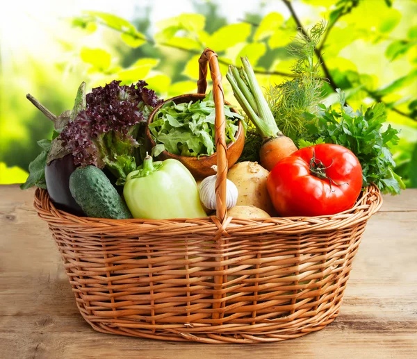 Zdravá zelenina v košíku — Stock fotografie