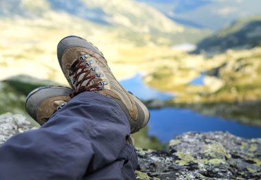 Dağ tepe üzerinde istirahat kadın uzun yürüyüşe çıkan kimse Boots