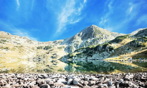 Paisaje Sereno de Pico de Montaña y Lago en Cárpatos Mountai —  Fotos de Stock