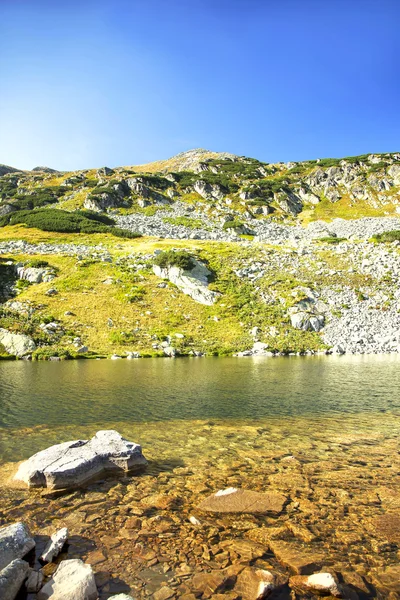 Paisaje hermoso lago de montaña — Foto de Stock
