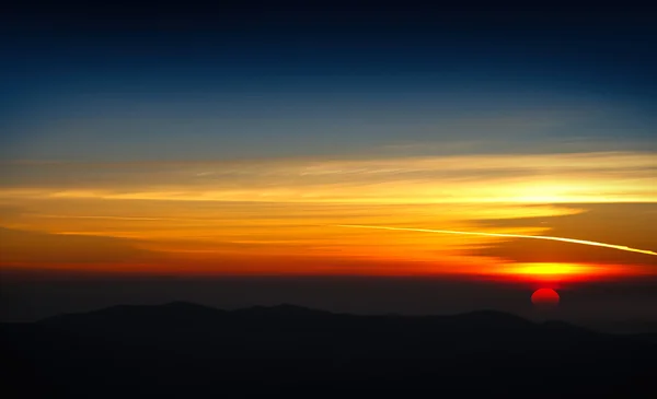 Farbenfroher Sonnenuntergang am Berg — Stockfoto
