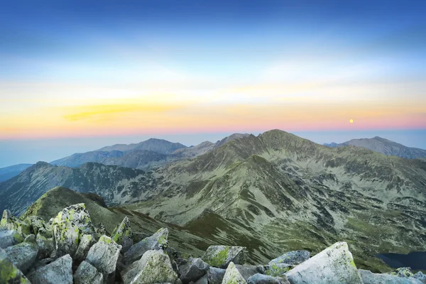 Paysage de montagne au crépuscule — Photo