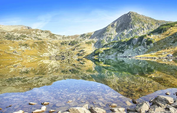 Paisaje Sereno de Pico de Montaña y Lago en Cárpatos Mountai —  Fotos de Stock