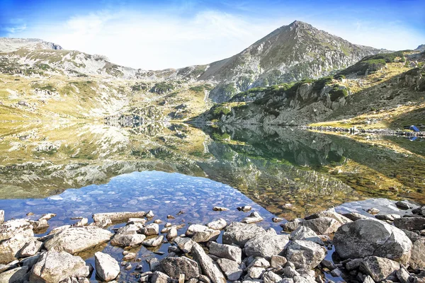 Paisaje Sereno de Pico de Montaña y Lago en Cárpatos Mountai — Foto de Stock