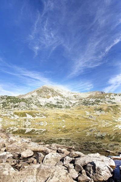 Paisaje Sereno de Pico de Montaña y Lago en Cárpatos Mountai — Foto de Stock