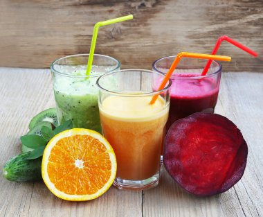 Taze Detoks suları pancar, şeftali, ıspanak ve kivi ile bir