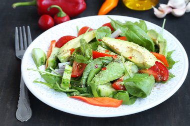 Ispanak, soğan, salatalık ve domates ile sağlıklı Avokado salatası