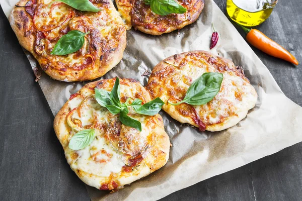 Mini Pizzas com Mozzarella, Queijo, Molho de Tomate e Base Fresca — Fotografia de Stock