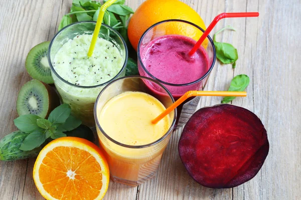 Fresh Detox Juices with Beet, Peaches, Spinach and Kiwi Fruit an — Stock Photo, Image