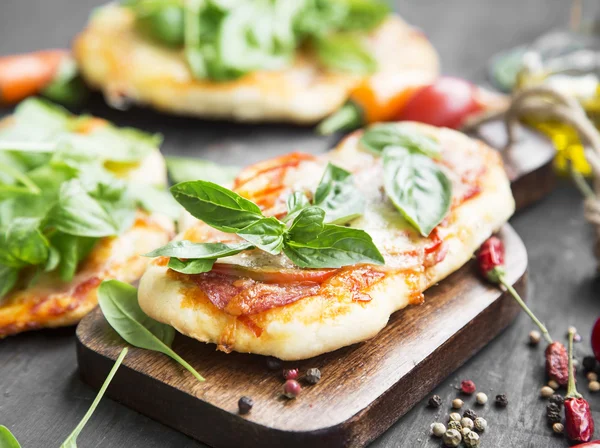 Mini Pizzas con Mozzarella, Queso, Salsa de Tomate y Basi Fresca — Foto de Stock