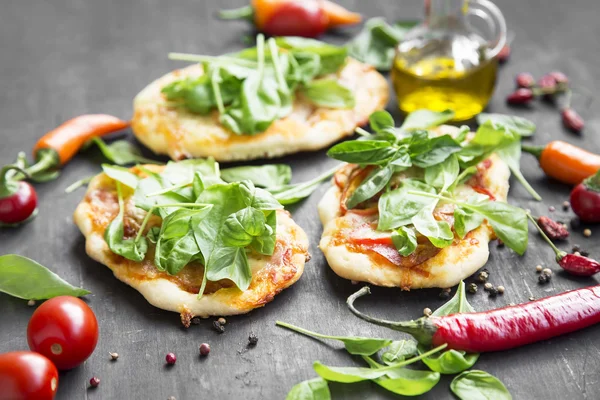 Mini Pizzas con Mozzarella, Espinacas y Albahaca Fresca — Foto de Stock