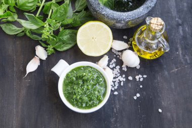 Taze fesleğen Pesto ve malzemeler