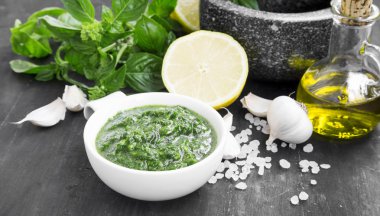 Taze fesleğen Pesto ve malzemeler