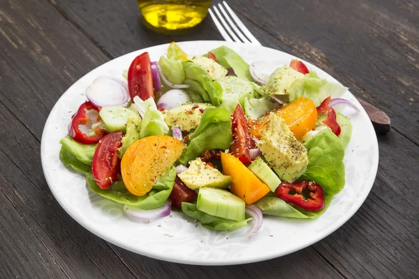 Verse salade maaltijd met tomaten, sla, paprika, ui en Avocad — Stockfoto