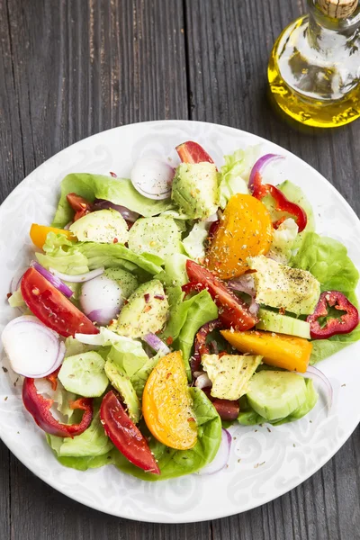 Repas de salade frais avec tomates, laitue, poivrons, oignon et avocat — Photo