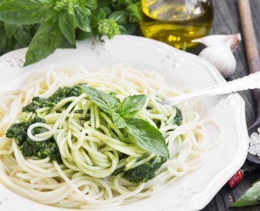 Spagetti makarna ile pesto ve taze fesleğen