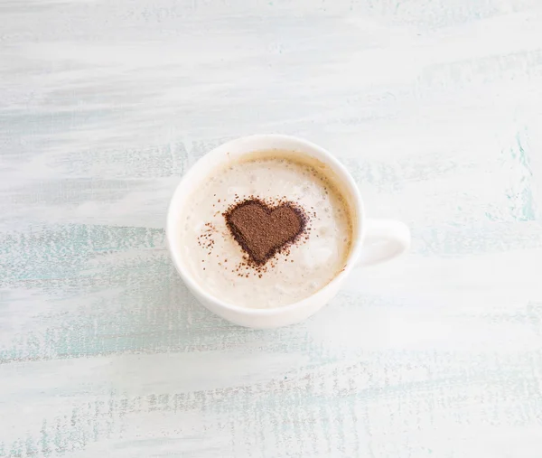 Latte-Kaffeetasse mit Kakao-Herzform — Stockfoto