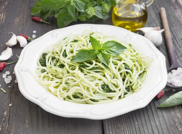 Pâtes spaghetti au pesto et basilic frais — Photo
