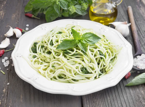 Pasta de espagueti con pesto y albahaca fresca — Foto de Stock