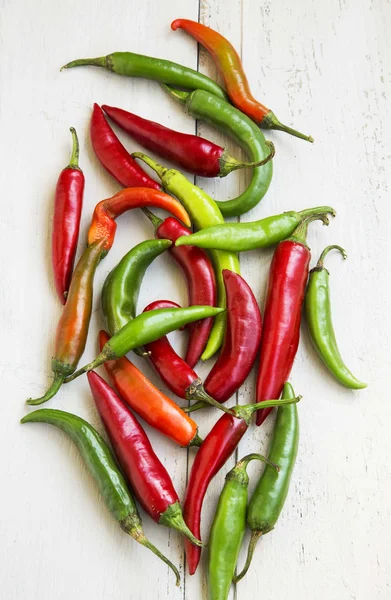 Pimientos picantes de otoño rojos, verdes y naranjas — Foto de Stock